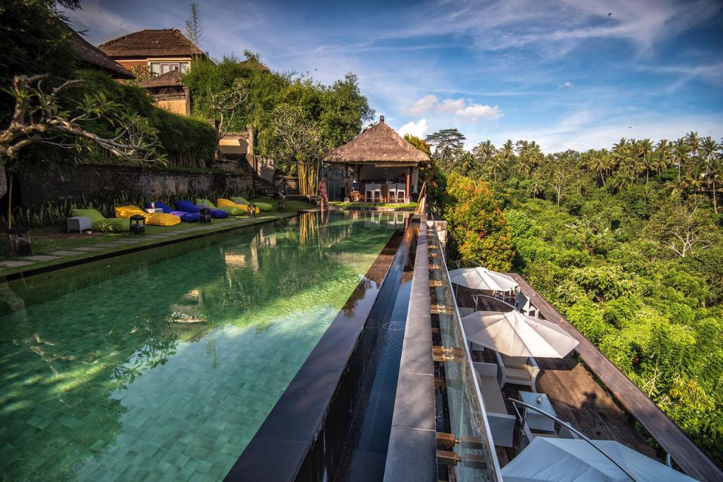 Kamandalu Ubud has 54 luxurious villas that blend in harmoniously with the natural surroundings. Having 6 types of villas, you can choose the one that best fits your criteria. Designed to capture the essence of real Balinese village life, blending local traditions with contemporary styles. With a vast landscape that includes productive rice fields and towering coconut trees, Kamandalu Ubud is suitable for relaxation. The meaning of kamandalu itself is sacred and refers to a ship that holds holy water according to the Sanskrit language. With a similar meaning, this container has a deep spiritual meaning where the maker must escape from the attachments of the world physically and purify himself from self-desire.