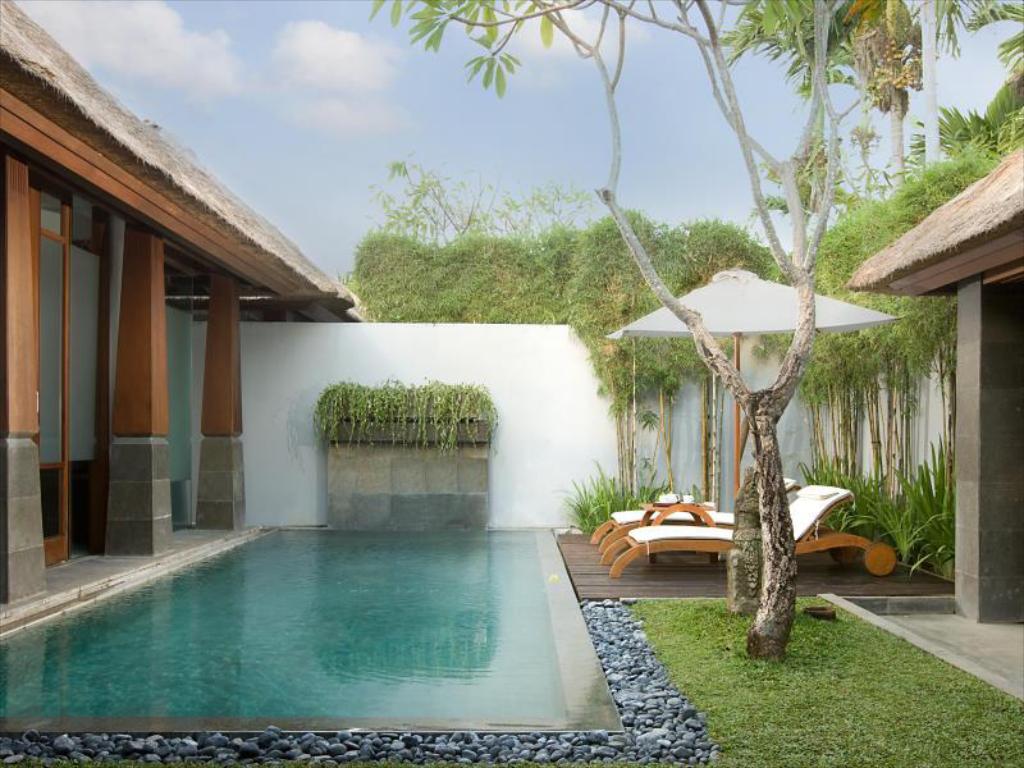 This luxury resort in Bali offers an authentic atmosphere surrounded by frangipani trees and tropical foliage so you can feel the privacy and tranquility that is extraordinary. The entire interior is tastefully appointed with contemporary décor giving it a very luxurious touch. The Kayana Seminyak is a very comfortable and relaxing inn and away from the tired urban atmosphere. This resort also has a private swimming pool in the villa which is suitable to be enjoyed when on vacation with your partner, family and close friends to spend time. You can also enjoy other facilities such as Spa and Yoga Experience as a form of relaxation for the body to be fitter which will be served by professional therapists and trainers.