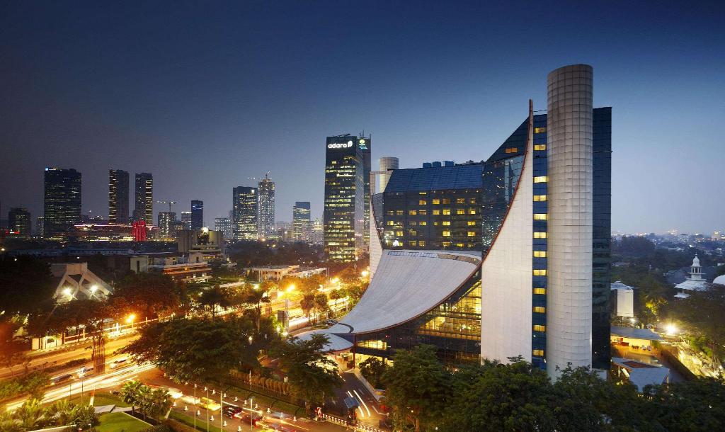 Gedung hotel yang megah pada sore hari - Gran Melia Jakarta - ATASTAY