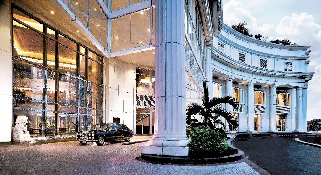 Lobby Hotel yang megah dan mewah dari sisi luar - The Ritz-Carlton Jakarta, Mega Kuningan- ATASTAY
