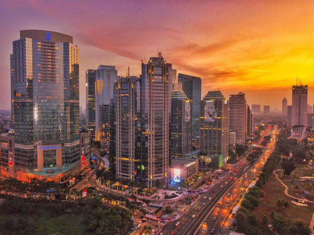 Pemandangan dari luar sore hari di Jl. Jendral Sudirman - The Ritz-Carlton Jakarta, Pacific Place - ATASTAY
