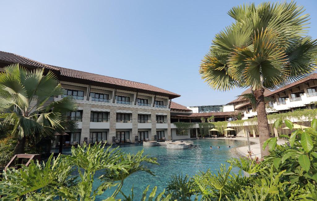 Eksterior Hotel dengan Kolam Renang dan Taman yang Hijau - ATASTAY