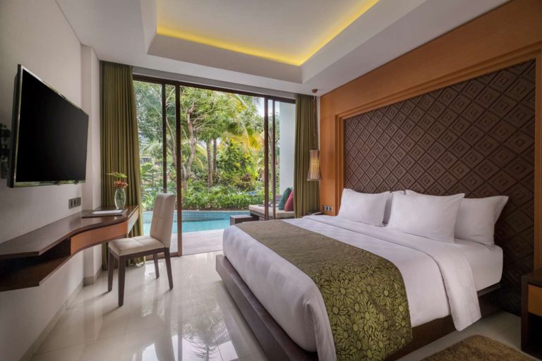 Kamar Hotel Yang Memiliki Akses Langsung ke Kolam Renang