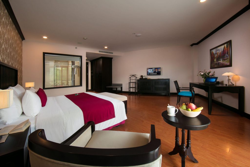 Phòng nghỉ hạng sang tại khách sạn quanh hồ Tuyền Lâm Swiss Belresort
